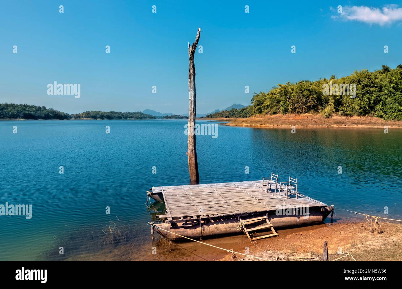 Raft on the edge the Vajiralongkorn Reservoir, Khao Laem National Park, Kanchanaburi, Thailand Stock Photo