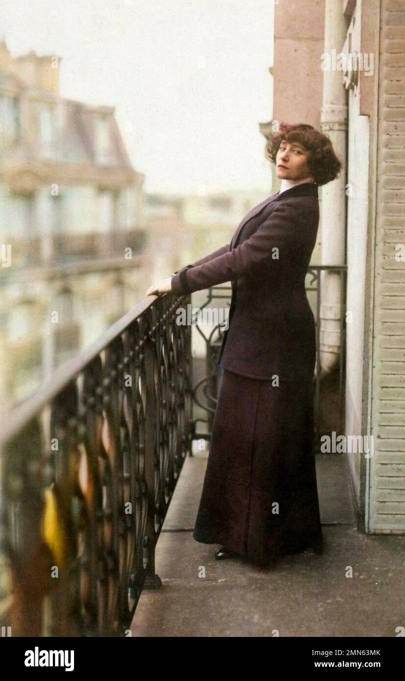 Portrait de Colette sur un balcon vers 1900 Stock Photo