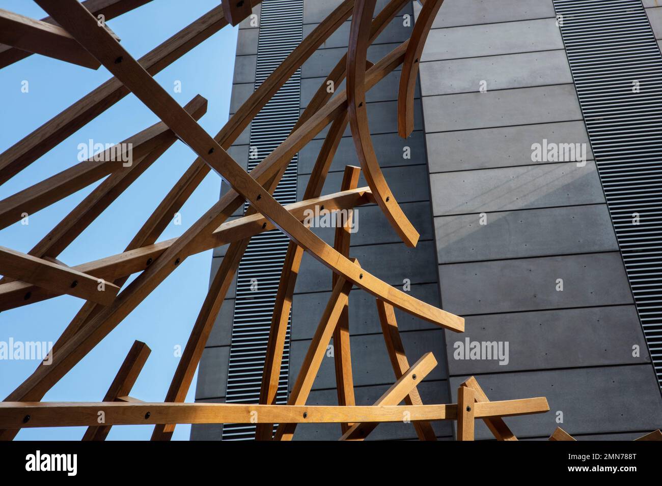 Detail of the dynamic wooden structure. Osnaburgh Pavilion at Regents Place, London, United Kingdom. Architect: NEX, 2022. Stock Photo