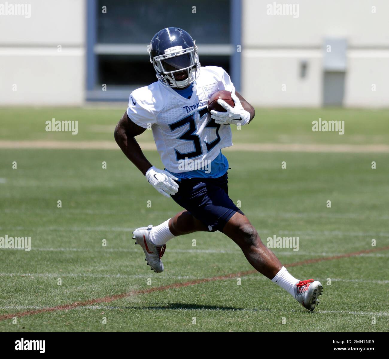 Tennessee Titans running back Dion Lewis runs a drill during an ...