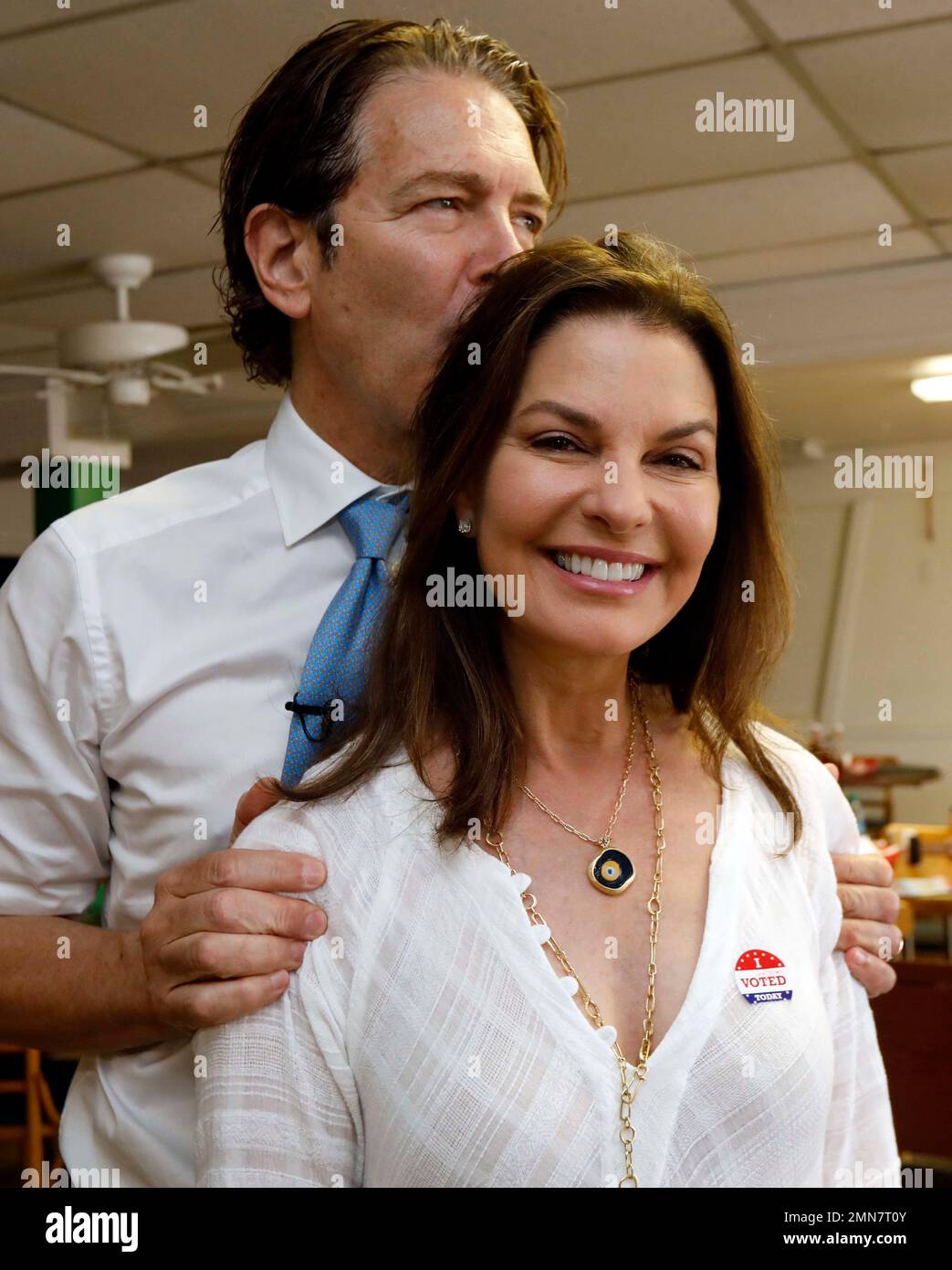 Howard Sherman, Democratic candidate for his party's nomination for the  U.S. Senate seat held by Republican U.S. Sen. Roger Wicker, kisses the back  of the head of wife, actress Sela Ward, as, image size:1043x1390