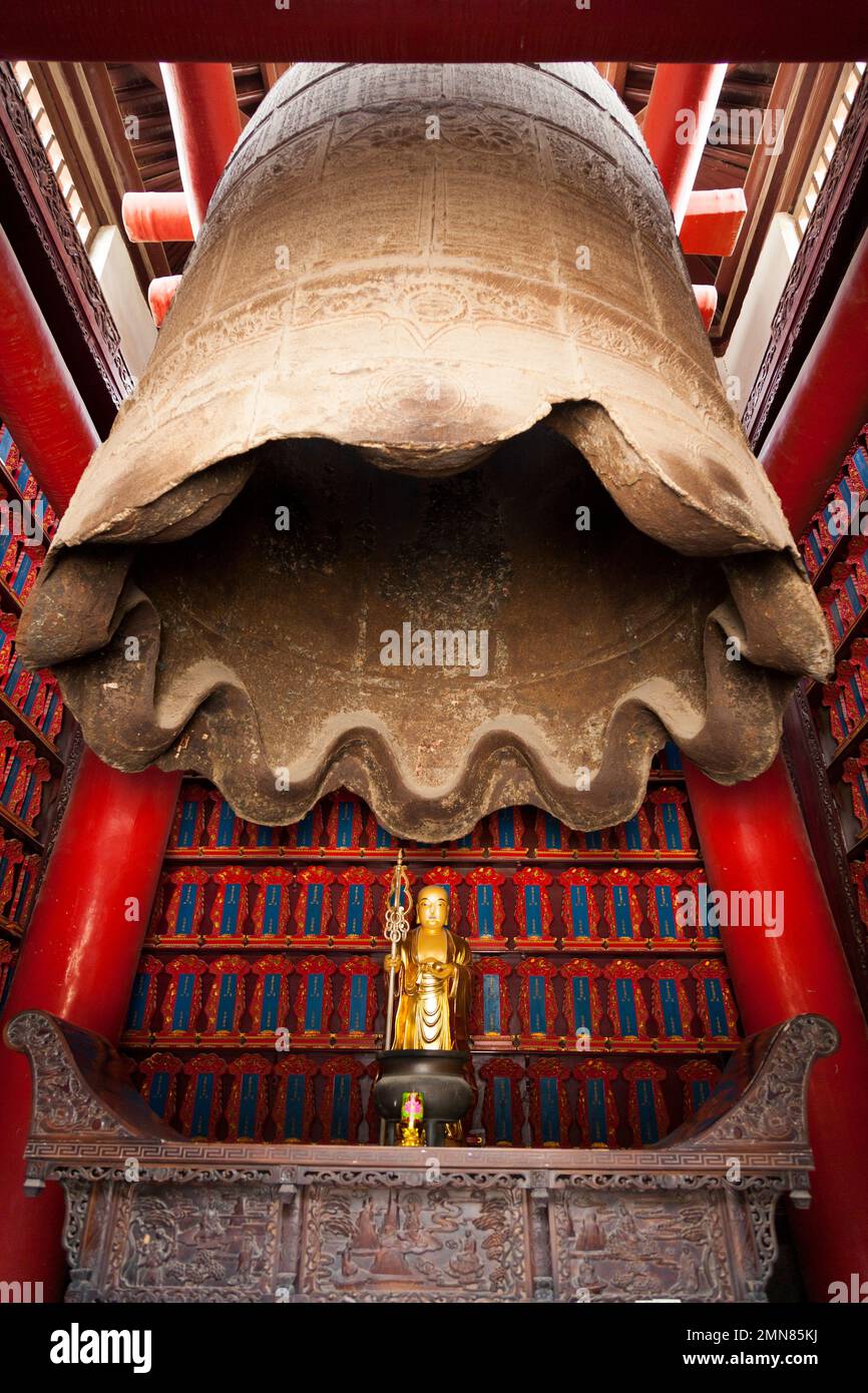 Large ceremonial bell at Daci'en Temple, a Buddhist temple in Yanta District, Xi'an, Shaanxi, China. PRC. (125) Stock Photo