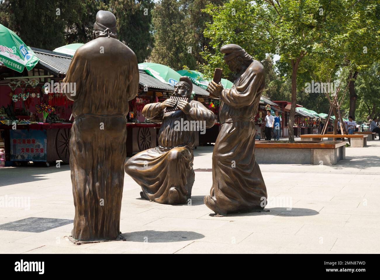 Musician figures / musicians / band paixiao pipe troupe bronze metal sculpture statue in grounds of Daci'en Temple, Buddhist temple in Yanta District, Xi'an, PRC, China. (125) Stock Photo