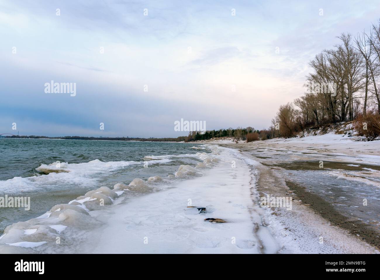 The first weak ice rises in waves from the current of water near the