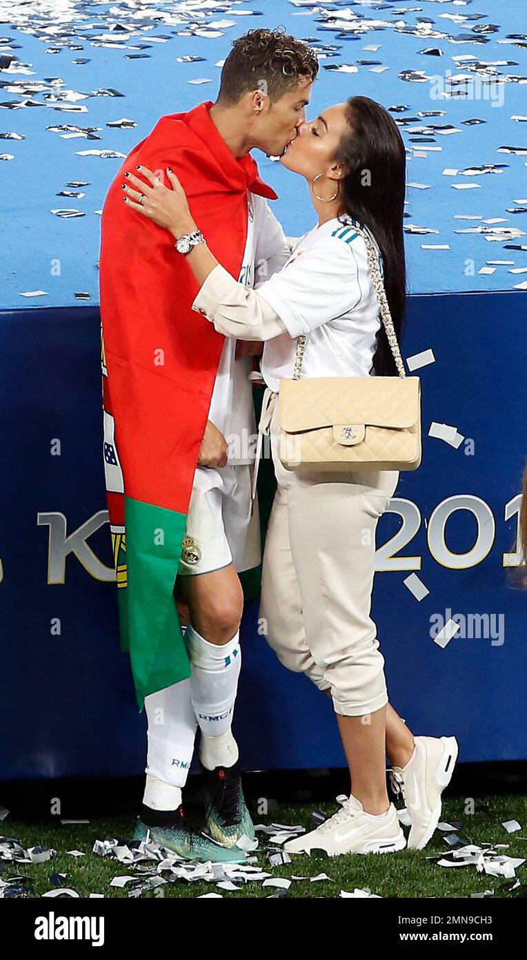 Real Madrid s Cristiano Ronaldo Left Is Kissed By His Girlfriend Real Madrid s Cristiano Ronaldo Left Is Kissed By His Girlfriend