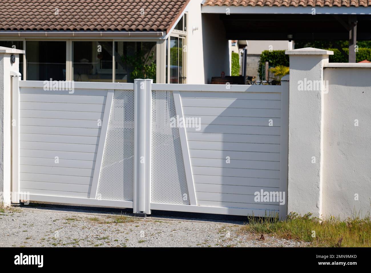 Modern white gate aluminum hi-res stock photography and images - Alamy
