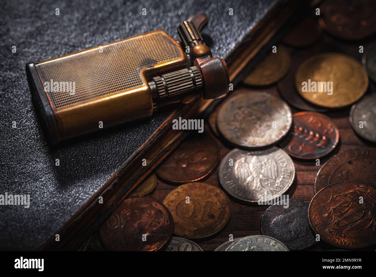 Old gold coins hi-res stock photography and images - Alamy