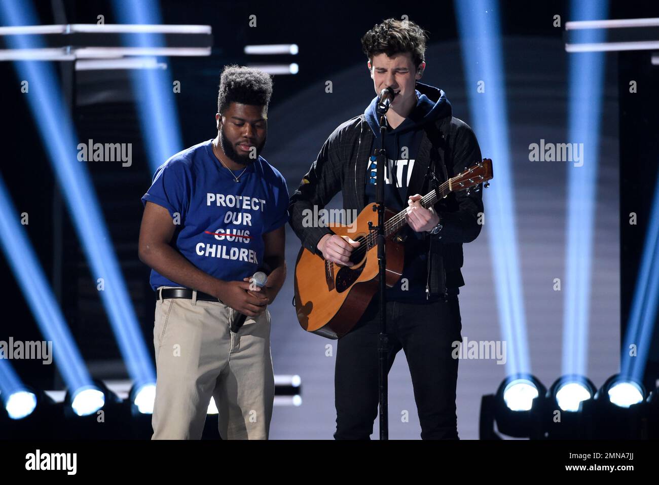 Khalid, left, and Shawn Mendes perform "Youth" with the Stoneman(01)