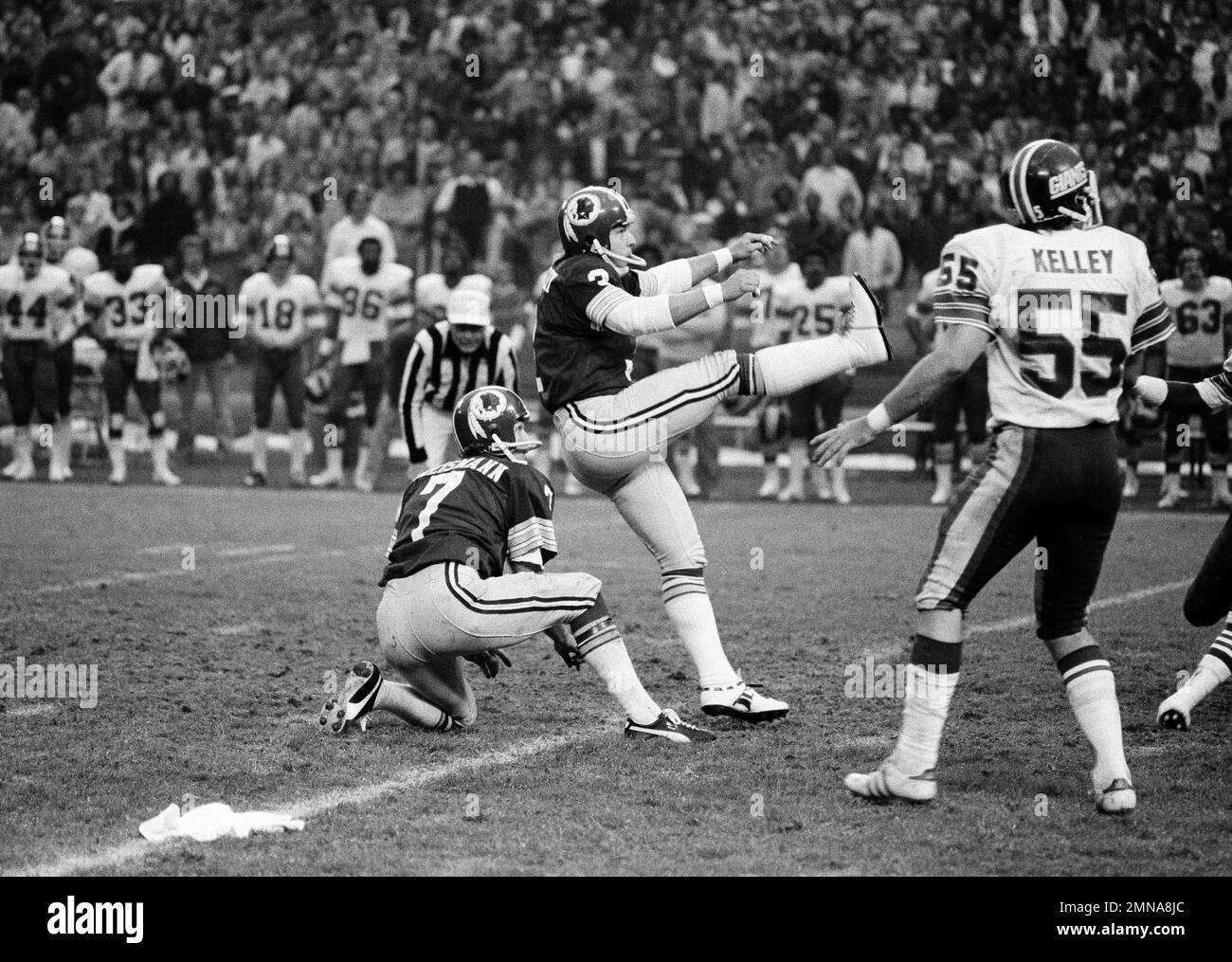 https://c8.alamy.com/comp/2MNA8JC/washington-redskins-kicker-mark-moseley-3-watches-his-field-goal-kick-go-through-the-uprights-to-beat-the-new-york-giants-in-overtime-action-in-washington-nov-12-1978-holding-for-moseley-is-quarterback-joe-theismann-and-turning-to-take-a-look-is-giants-brian-kelley-55-the-score-ended-up-washington-16-giants-13-ap-photoira-schwarz-2MNA8JC.jpg