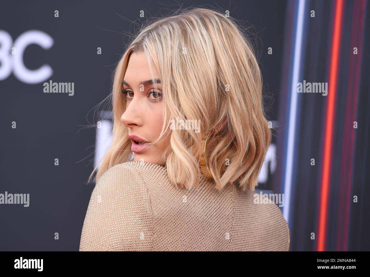 hailey-baldwin-arrives-at-the-billboard-music-awards-at-the-mgm-grand