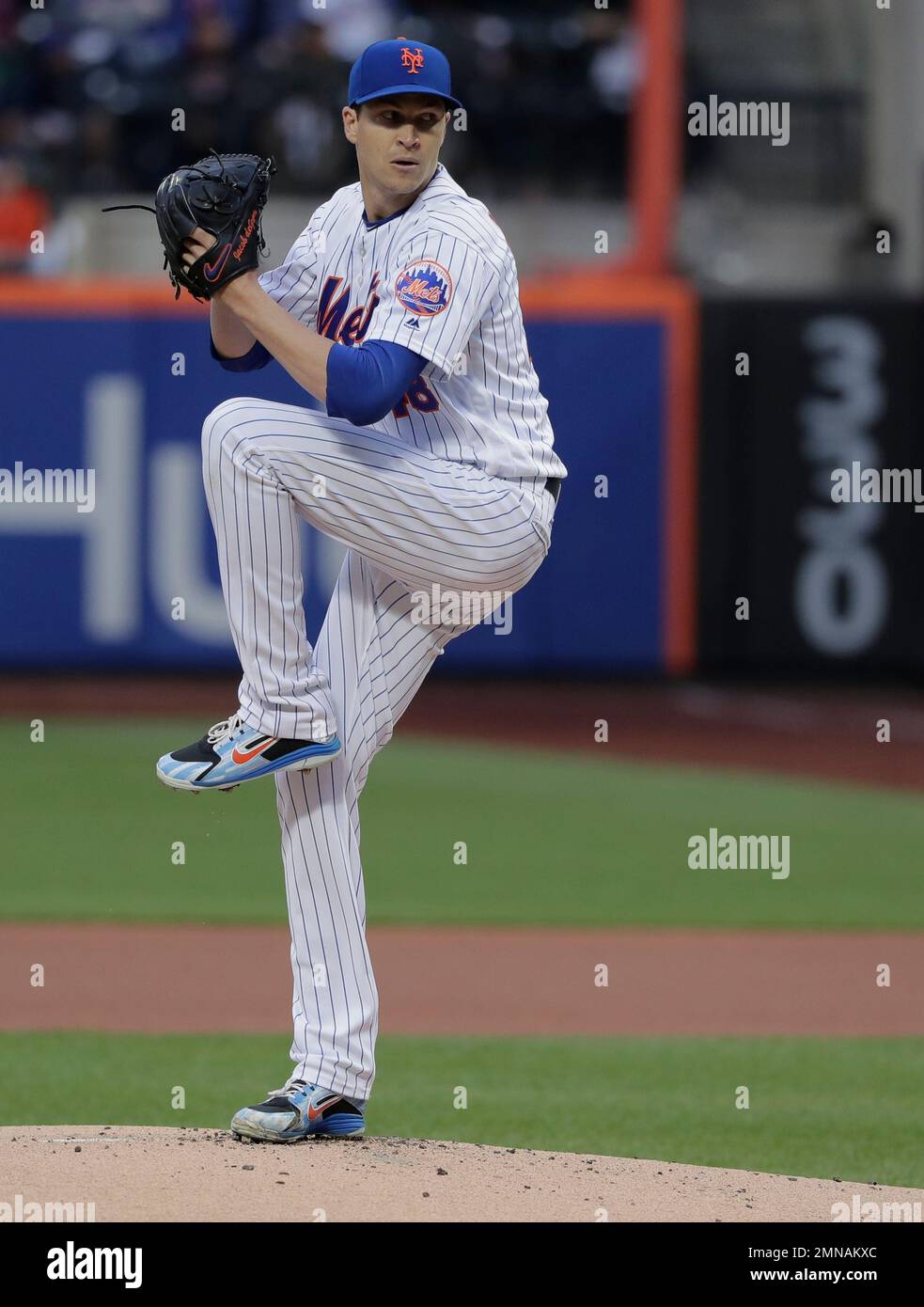 New York Mets pitcher Jacob deGrom delivers against the Arizona Diamondbacks during the first