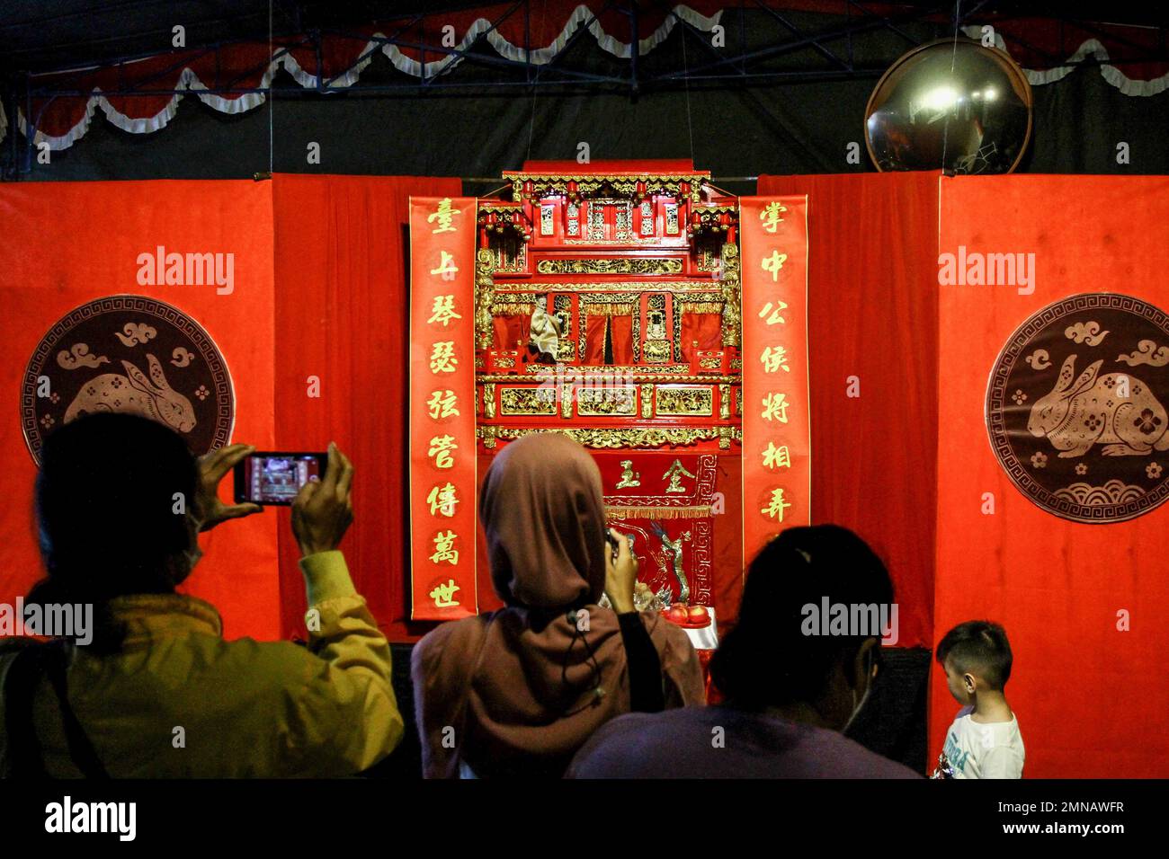 Yogyakarta, Indonesia. 30th Jan, 2023. People watch a potehi puppet