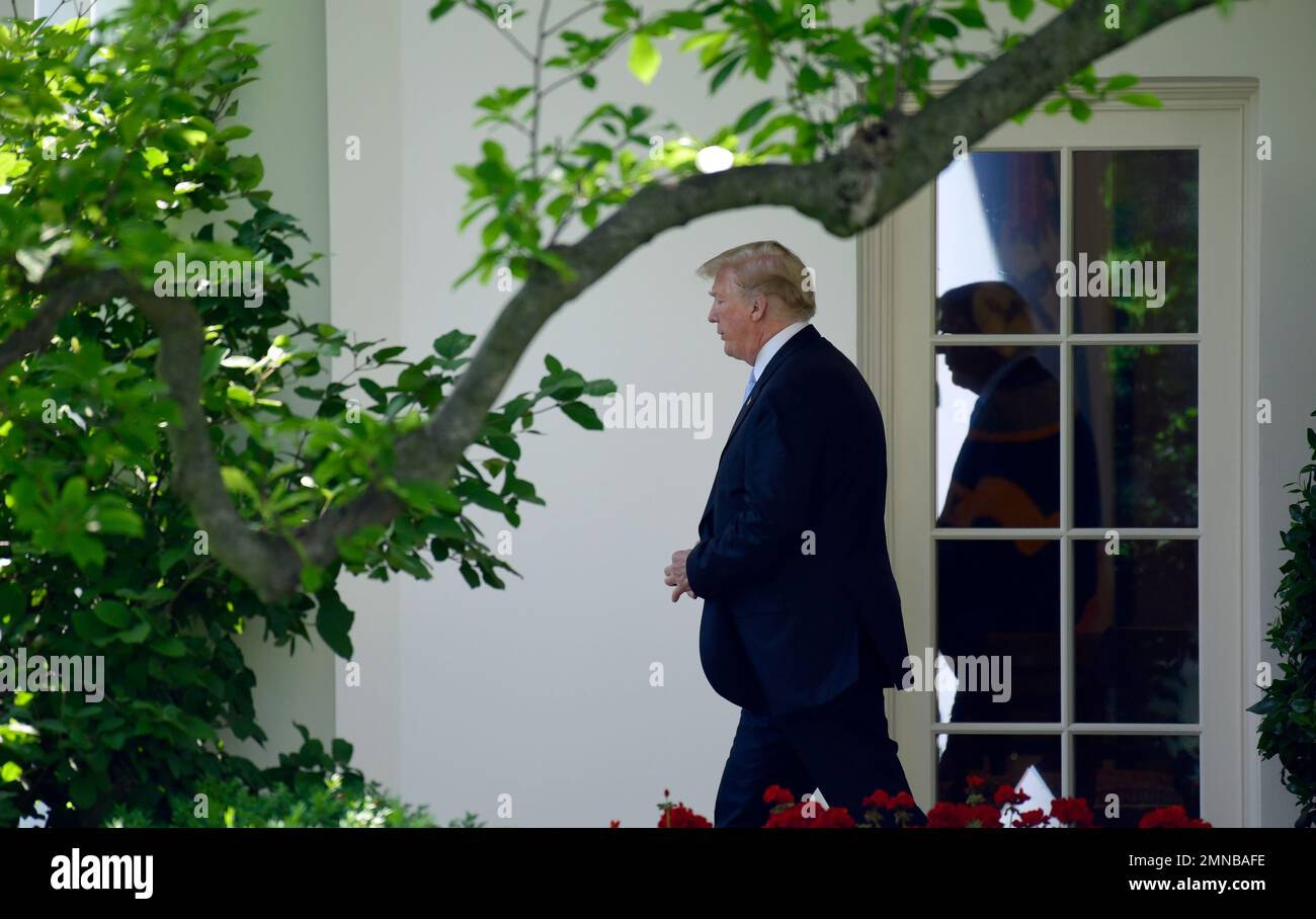 President Donald Trump walks out of the Oval Office and towards Marine ...