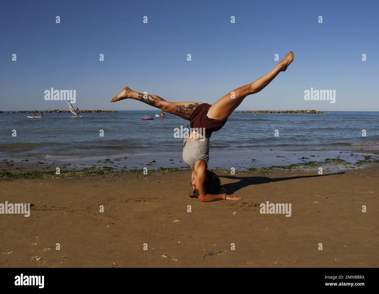 Momento Yoga al mare Stock Photo