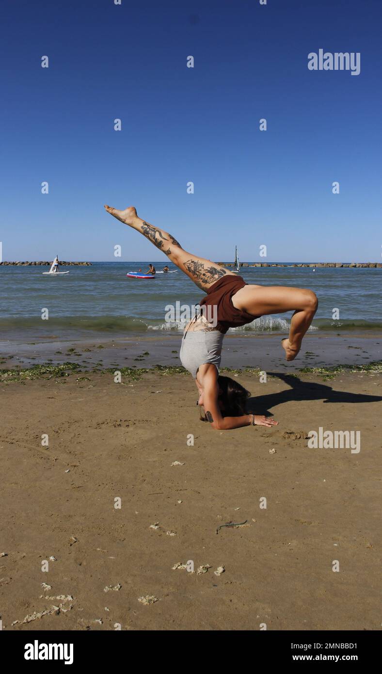 Momento Yoga al mare Stock Photo