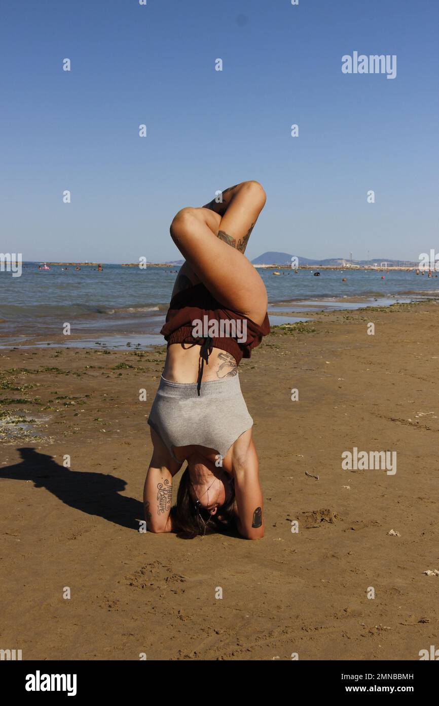 Momento Yoga al mare Stock Photo