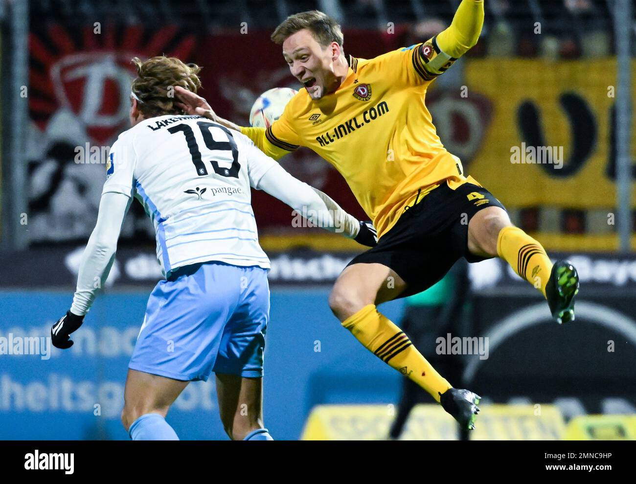 Munich, Germany. 30th Jan, 2023. Soccer: 3rd league, TSV 1860 Munich - Dynamo  Dresden, Matchday 20, Stadion an der Grünwalder Straße. Fynn-Luca  Lakenmacher (l) of Munich and Tim Knipping of Dresden fight