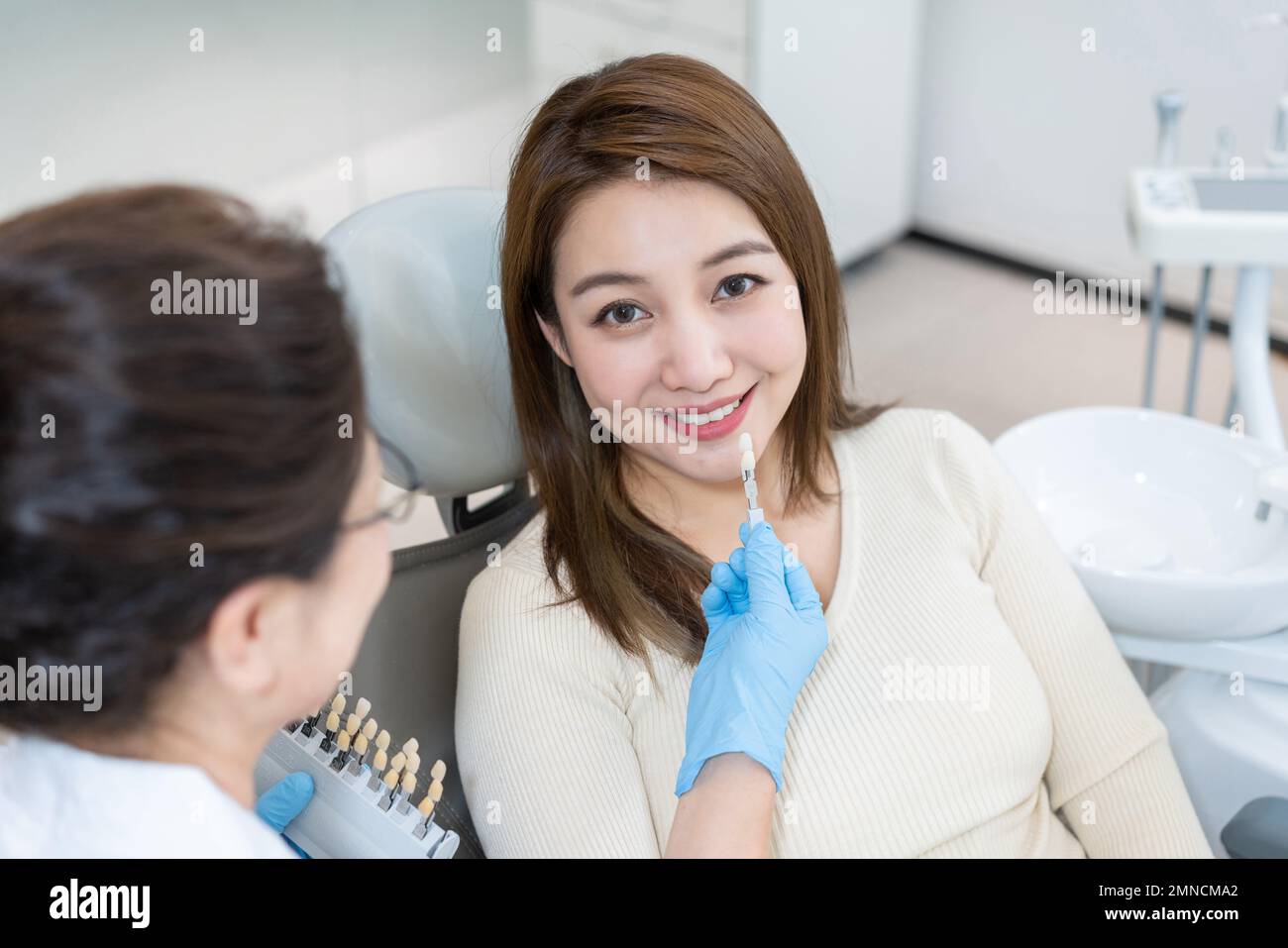 Doctors give patients in the dental clinic matching teeth Stock Photo Alamy