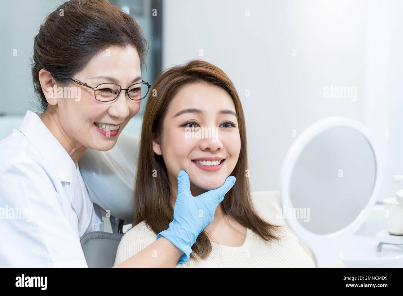 Doctors give patients in the dental clinic matching teeth Stock Photo Alamy