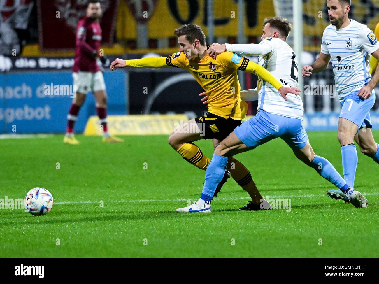 Munich, Germany. 30th Jan, 2023. Soccer: 3rd league, TSV 1860 Munich - Dynamo  Dresden, Matchday 20, Stadion an der Grünwalder Straße. Fynn-Luca  Lakenmacher (l) of Munich and Tim Knipping of Dresden fight