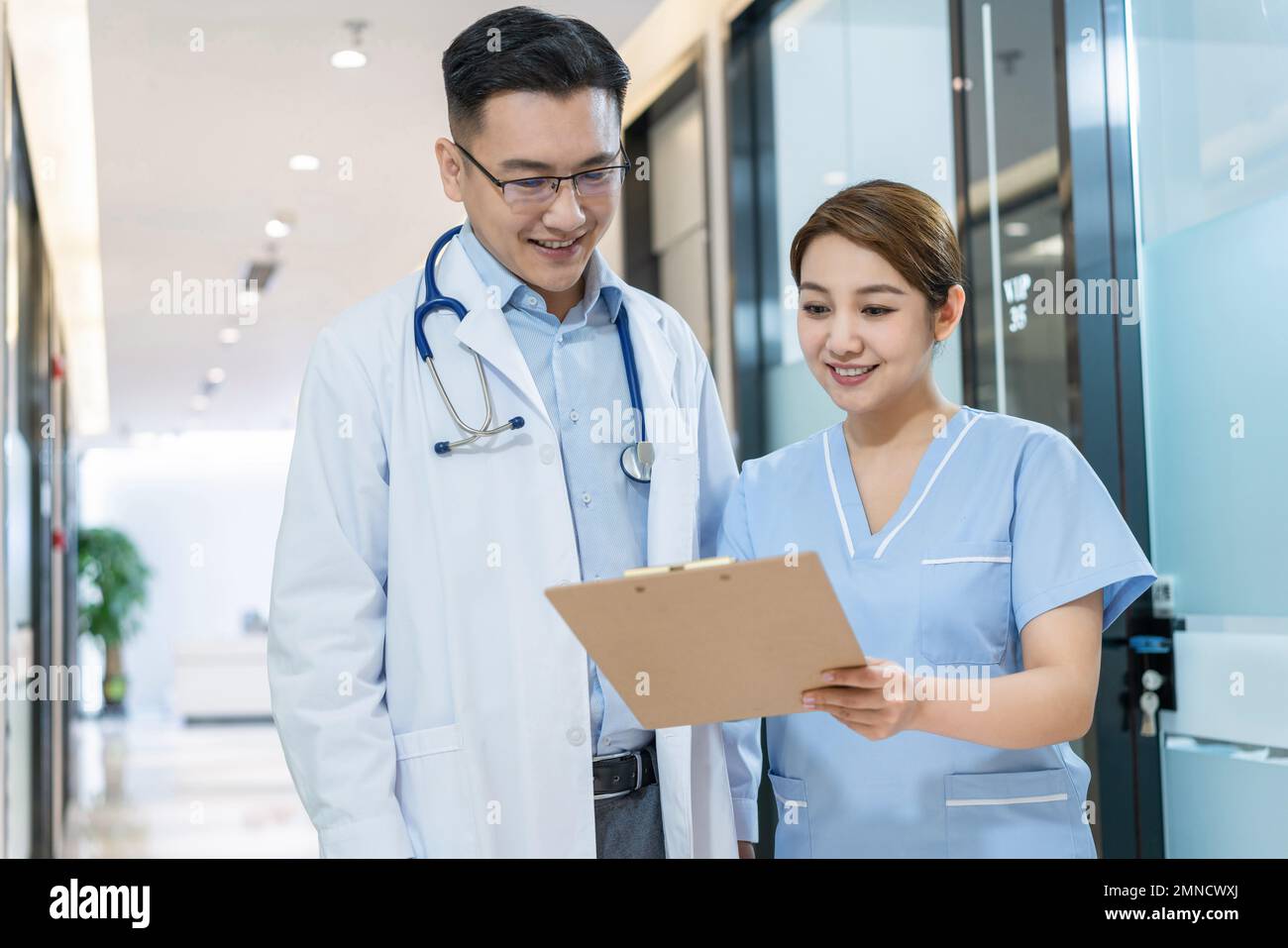 The doctor at the clinic Stock Photo - Alamy