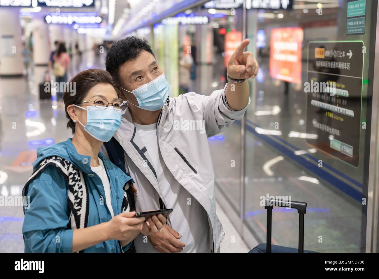 Elderly women wearing face masks hi-res stock photography and images ...