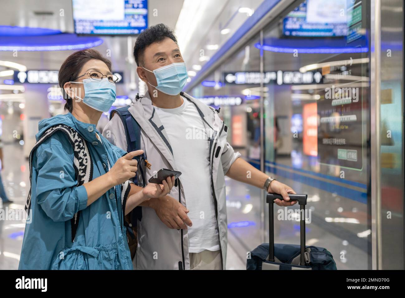 Elderly women wearing face masks hi-res stock photography and images ...