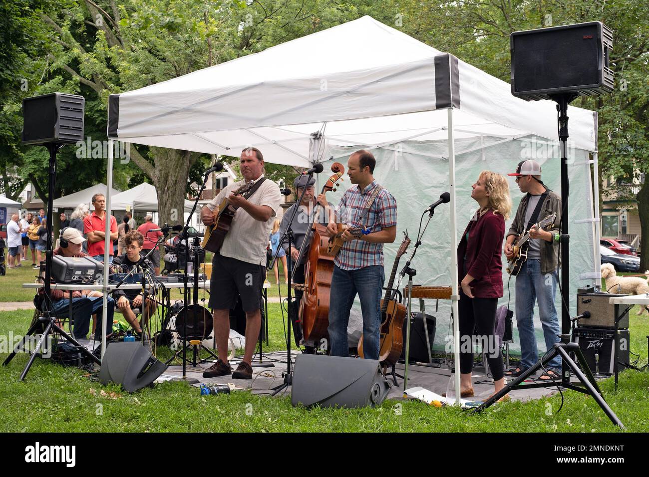 A band performs at the Farmer's Market at South Shore Park in Milwaukee, Wisconsin, USA. Stock Photo