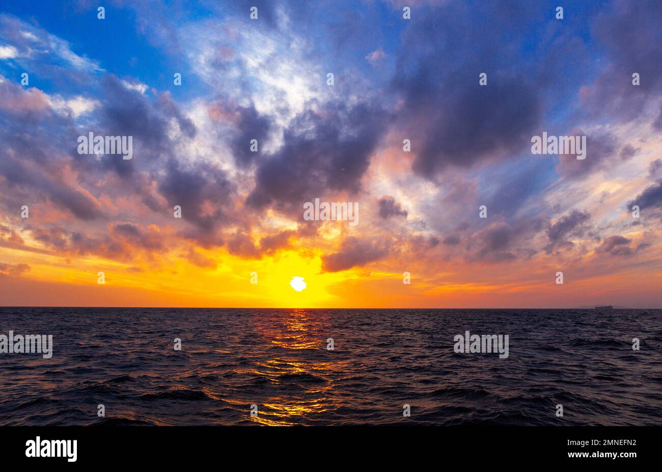 Sunset sky over sea landscape hi-res stock photography and images - Alamy