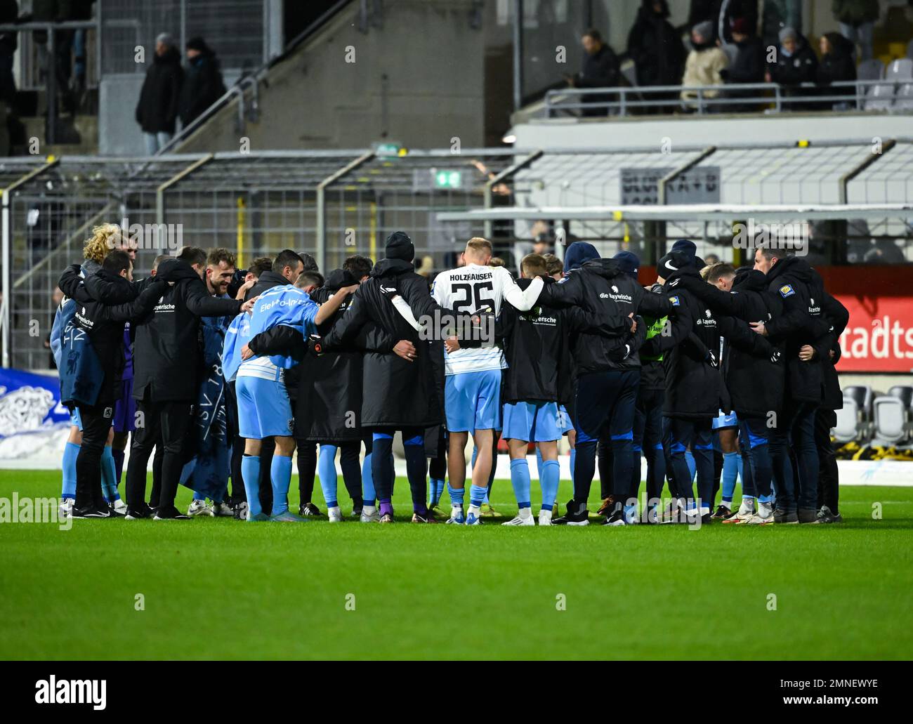 Munich, Germany. 30th Jan, 2023. Soccer: 3rd division, TSV 1860 Munich - Dynamo  Dresden, Matchday 20, Stadion an der Grünwalder Straße. Dresden players  cheer with the fans after the game. Credit: Sven