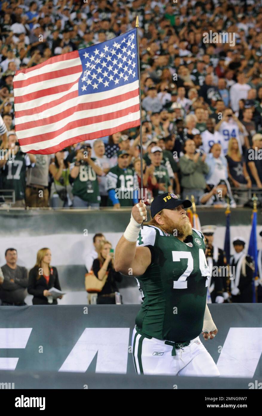 File:Service members unfurl flag at NY Jets first home game at new  Meadowlands Stadium.jpg - Wikimedia Commons