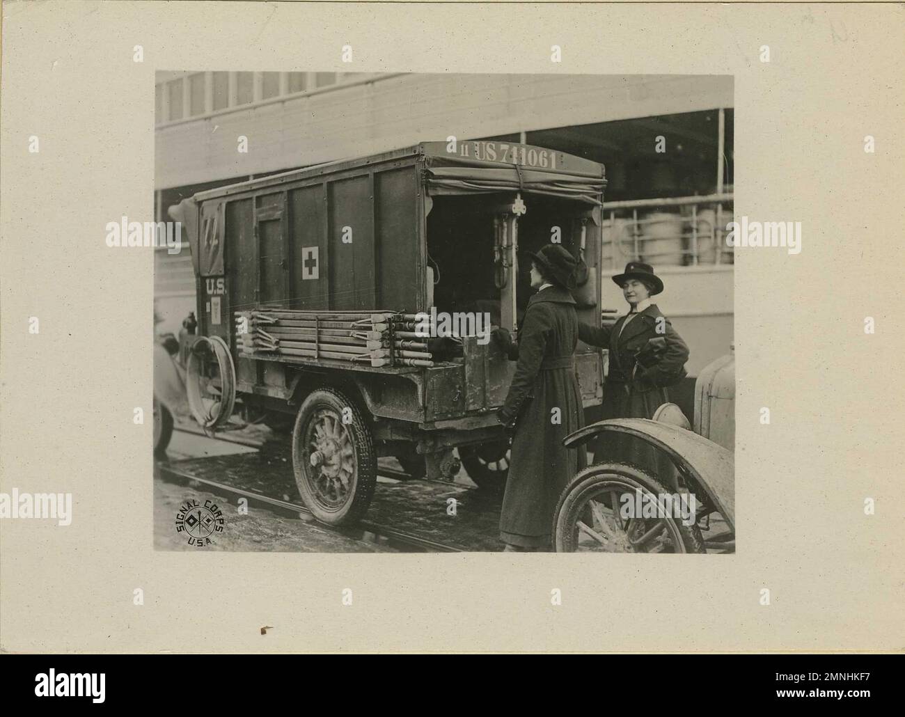 Red Cross nurses talking to men inside an ambulance during World War I Stock Photo