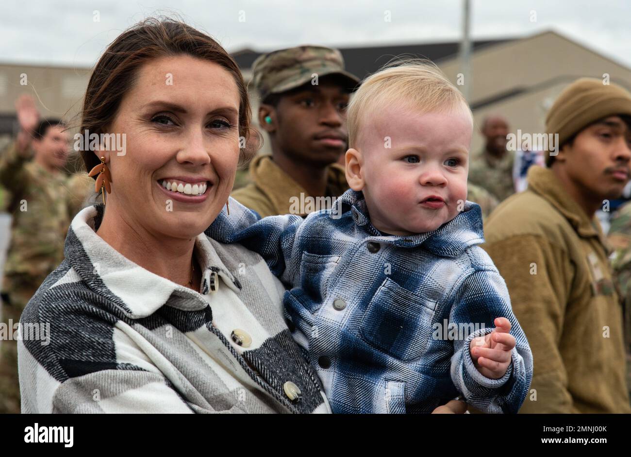 Amanda and Beau Bertelson, wife and son of Capt. Ben Bertelson, 3rd Airlift Squadron C-17 Globemaster III pilot, wait for him to deplane at Dover Air Force Base, Delaware, Oct. 3, 2022. Members from the 3rd AS, 436th Mission Generation Group and 436th Security Forces Squadron were greeted by family, fellow squadron and Team Dover members after a deployment to Al Udeid Air Base, Qatar. Stock Photo