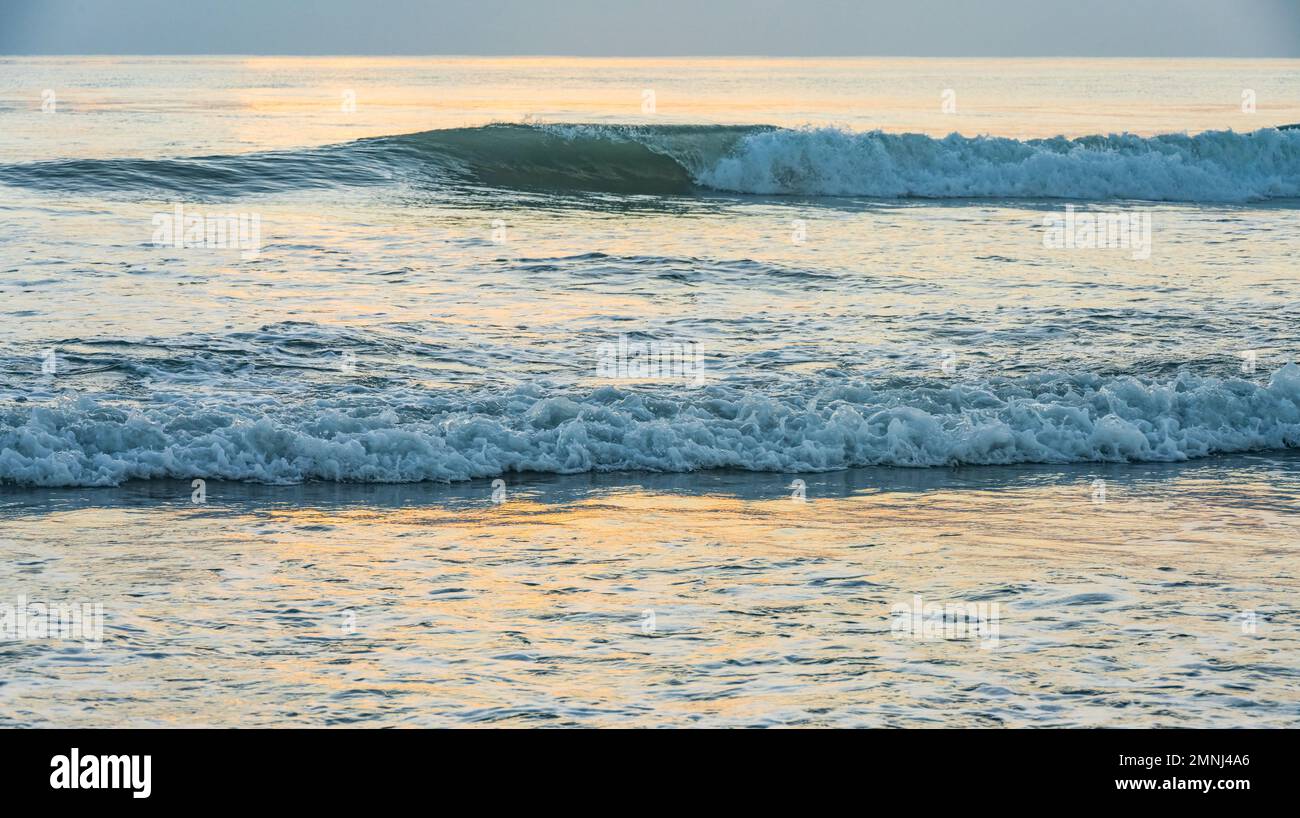 Ocean waves sunset hi-res stock photography and images - Alamy