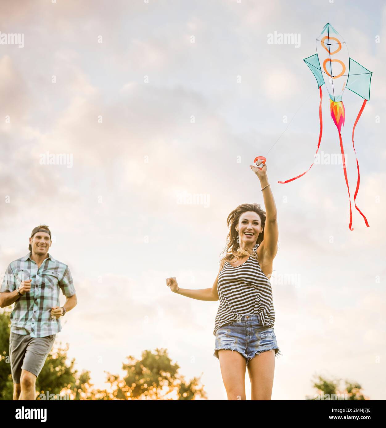 Couple flying kite hi-res stock photography and images - Alamy