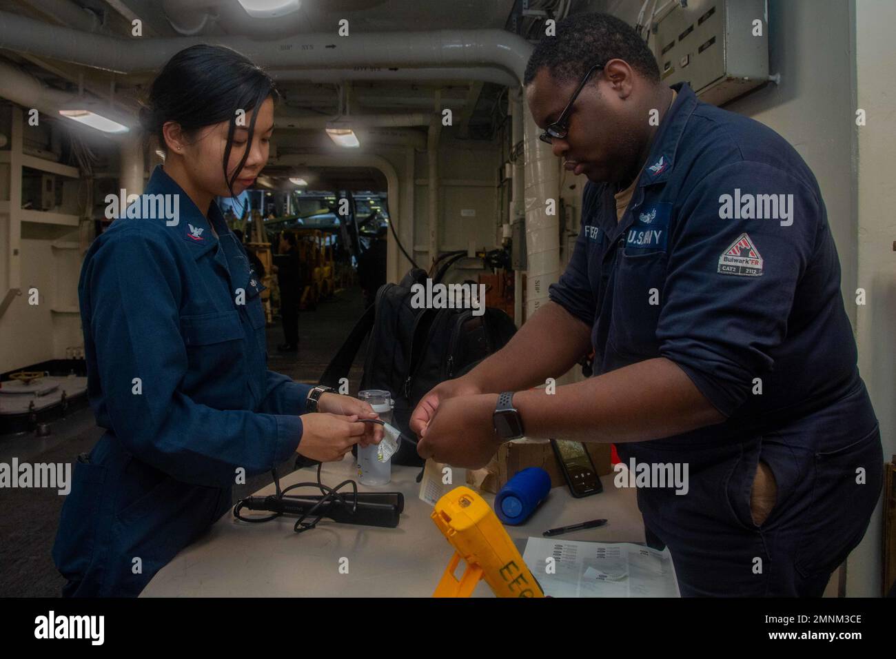 221004NJO8231006 TSUGARUKAIKYO STRAIT (Oct. 4, 2022) Electrician’s