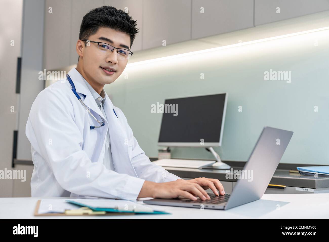The doctor at the clinic work Stock Photo - Alamy