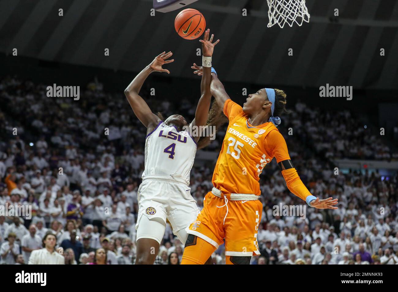 Baton Rouge, LA, USA. 30th Jan, 2023. Tennessee's Jordan Horston (25) fouls LSU's Flau'jae Johnson (4) on her way to the basket during NCAA Women's Basketball action between the Tennessee Volunteers and the LSU Tigers at the Pete Maravich Assembly Center in Baton Rouge, LA. Jonathan Mailhes/CSM/Alamy Live News Stock Photo