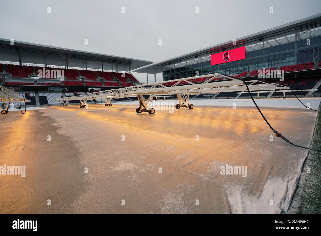 St. Louis, United States. 30th Jan, 2023. Heat lamps sit on top of the