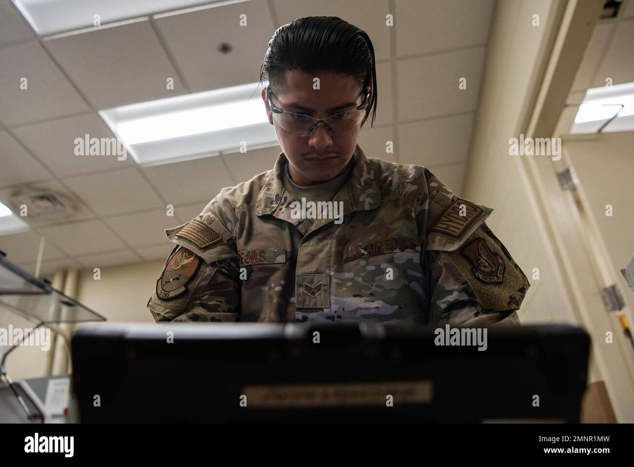 18th component maintenance squadron hydraulics hi-res stock photography ...