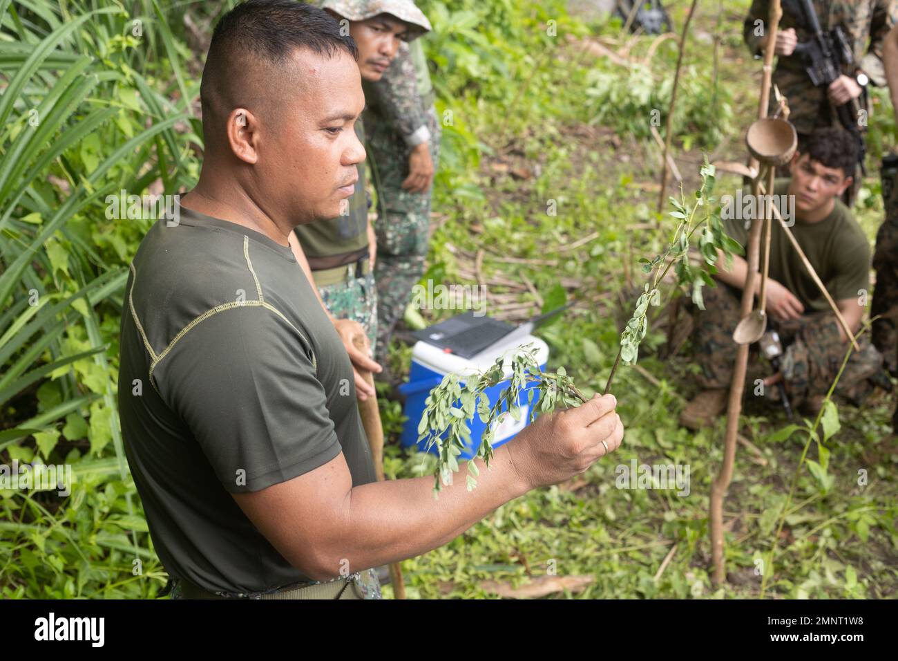 Reconnaissance Ph A Philippine reconnaissance Marine teaches U.S. Marines with the ...