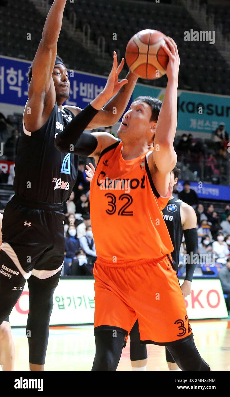 31st Jan, 2023. Basketball: Goyang Carrot Jumpers vs. Seoul Samsung  Thunders Lee Jong-hyun (R) of the Goyang Carrot Jumpers goes up for a shot  during a Korean Basketball League game against the