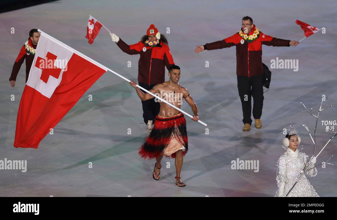 Pita Taufatofua carries the flag of Tonga during the opening ceremony(01)