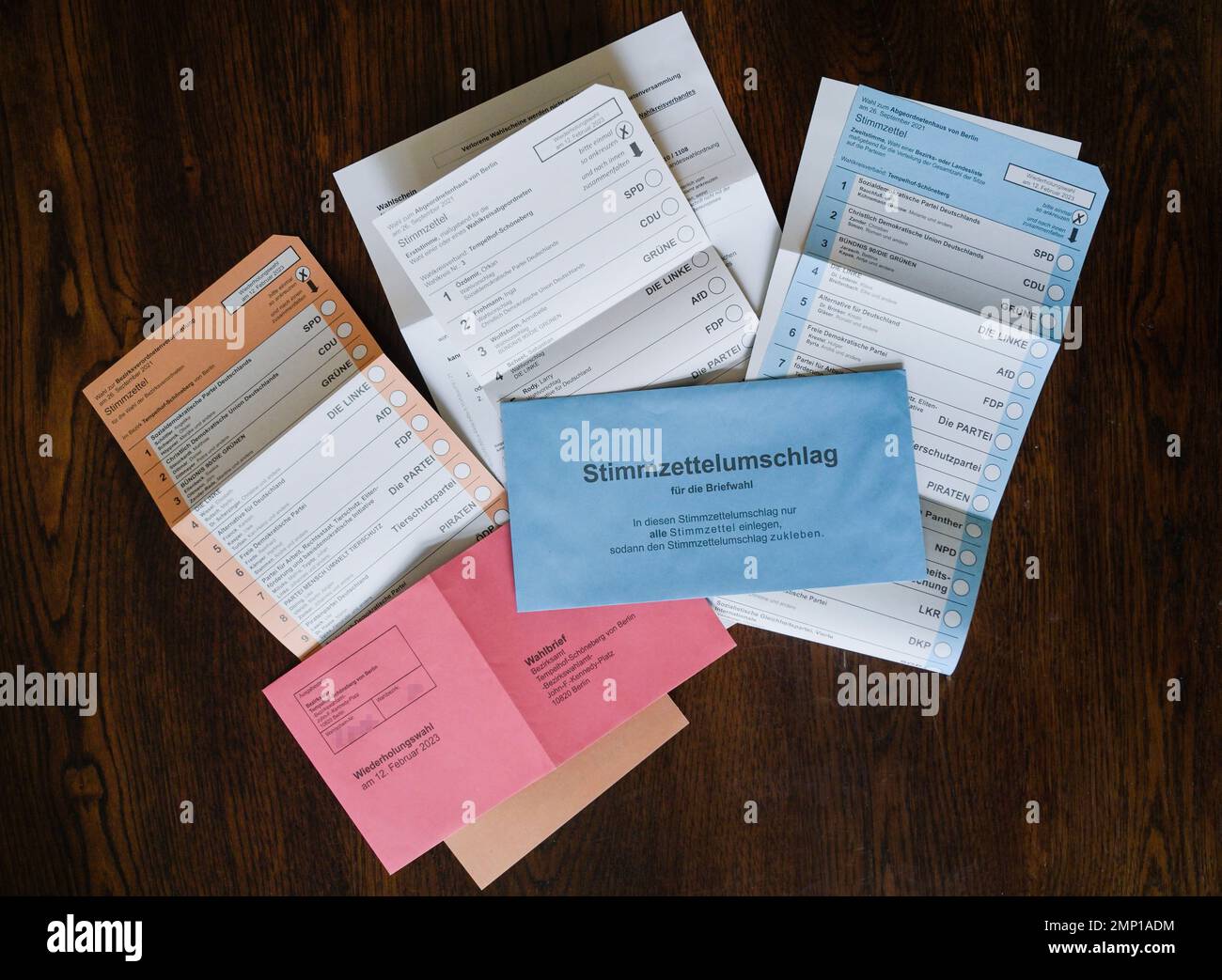 Briefwahlunterlagen mit Wahlzettel für die Erststimme, Zweitstimme und für die BVV, Wahlunterlagen zur Berliner Wiederholungswahl am 12.02.2023, Berli Stock Photo