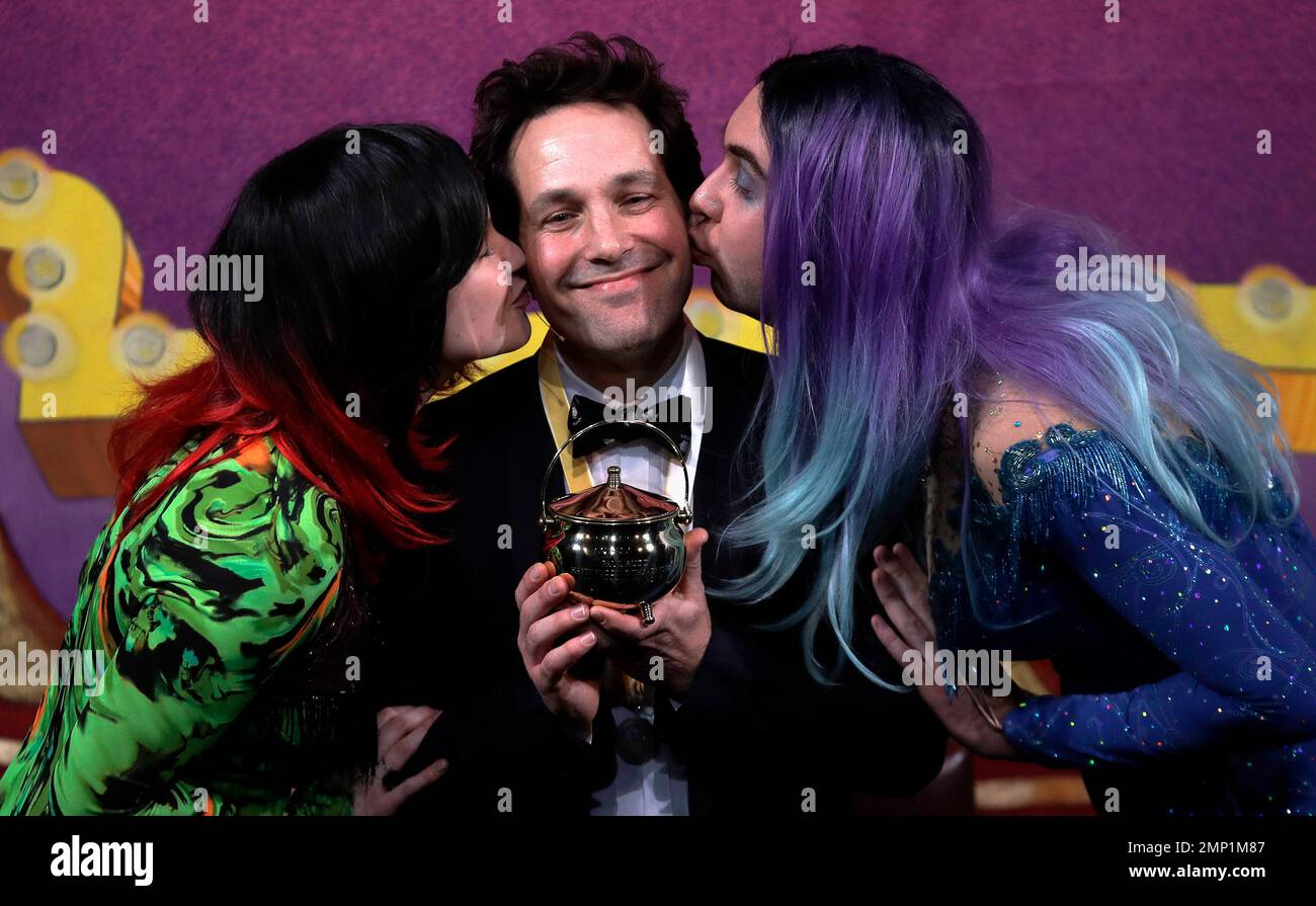 Actor Paul Rudd is kissed by actors dressed in drag as he accepts his ...