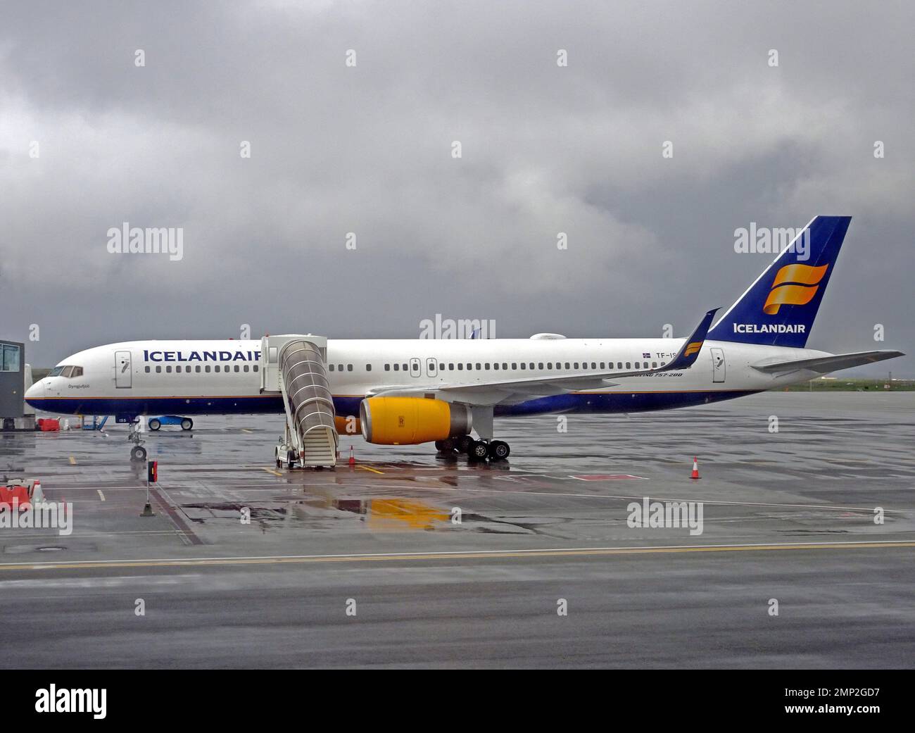 Iceland, Keflavik:   TF-ISS  Boeing 757-223  (c/n 27447)  of Icelandair at Keflavik airport. Stock Photo