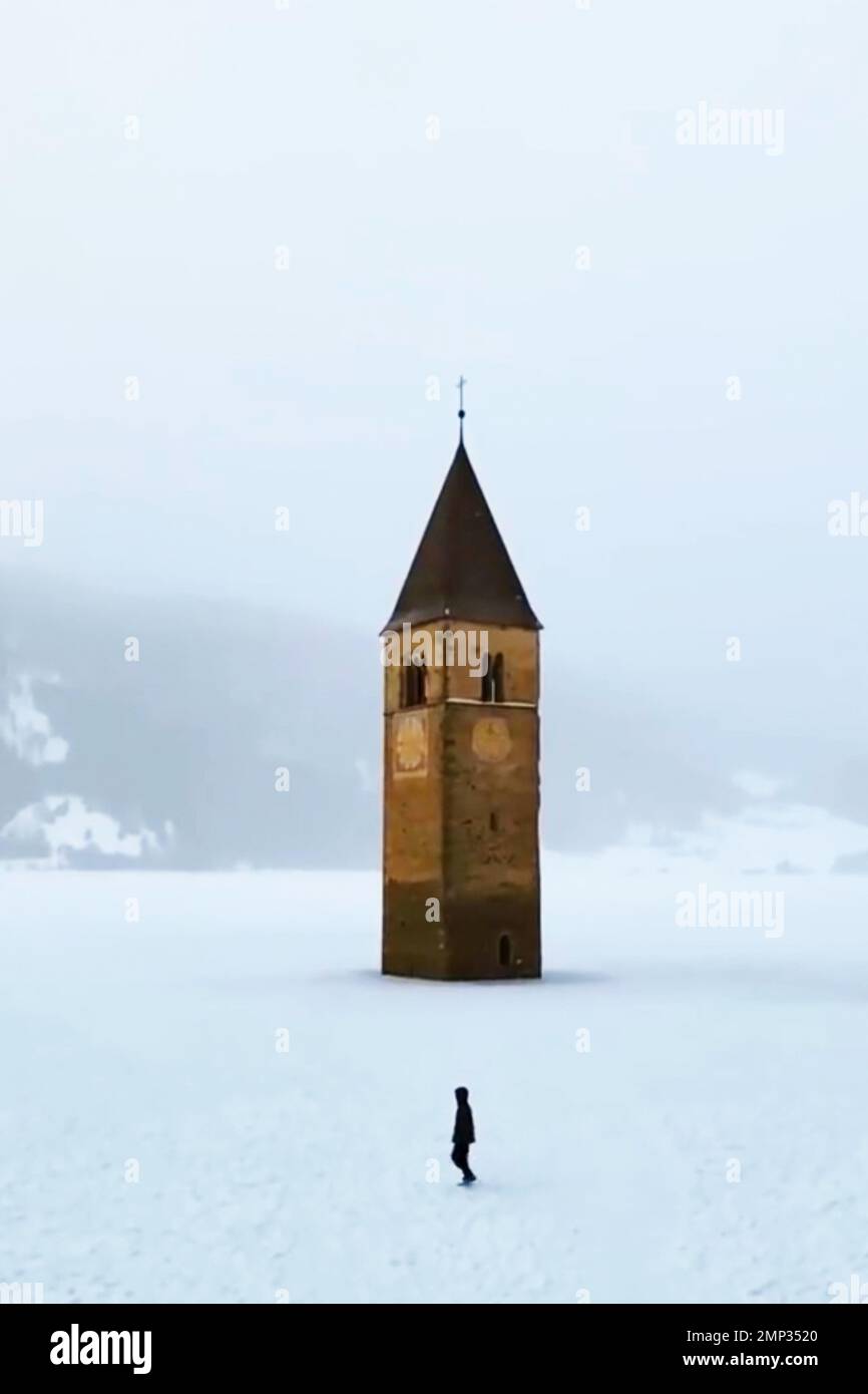 Il campanile sommerso nell'acqua gelata, il simbolo della Val Venosta Stock Photo