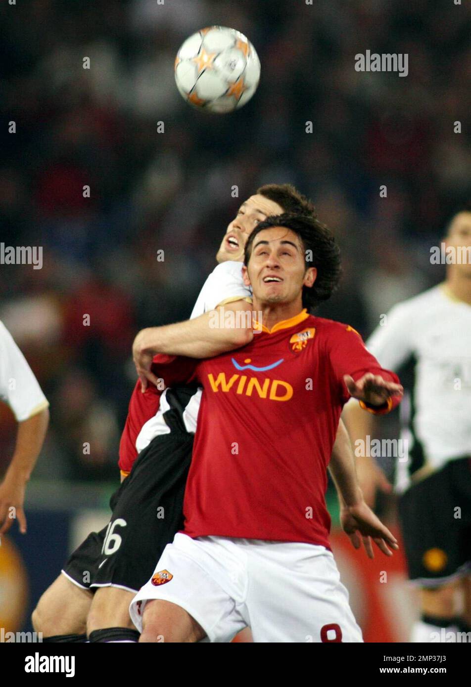 Roma Player Alberto Aquilani fight a ball with Carrick Michael during the match Roma-Manchester United for the 2008 Champions League quarterfinals in the Olympic Stadium. Roma loses the match 0-2. Rome, Italy. 4/1/08. Stock Photo