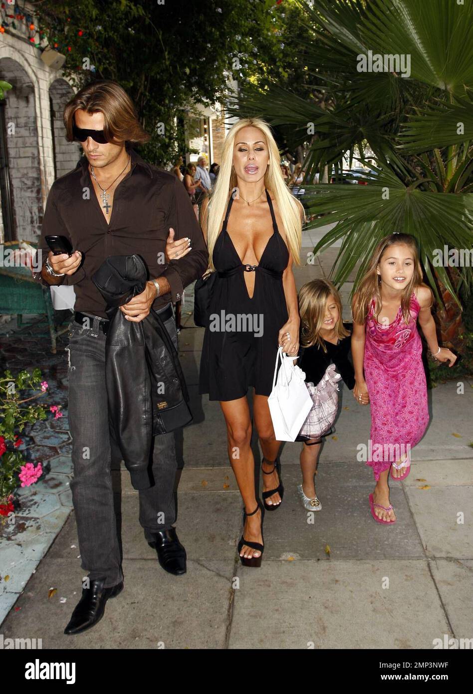 Shana Sand with her daughters and boyfriend shop at the Chanel store on  Robertson Blvd. and then stroll down the street past The Ivy. Los Angeles,  CA. 6/1/08 Stock Photo - Alamy