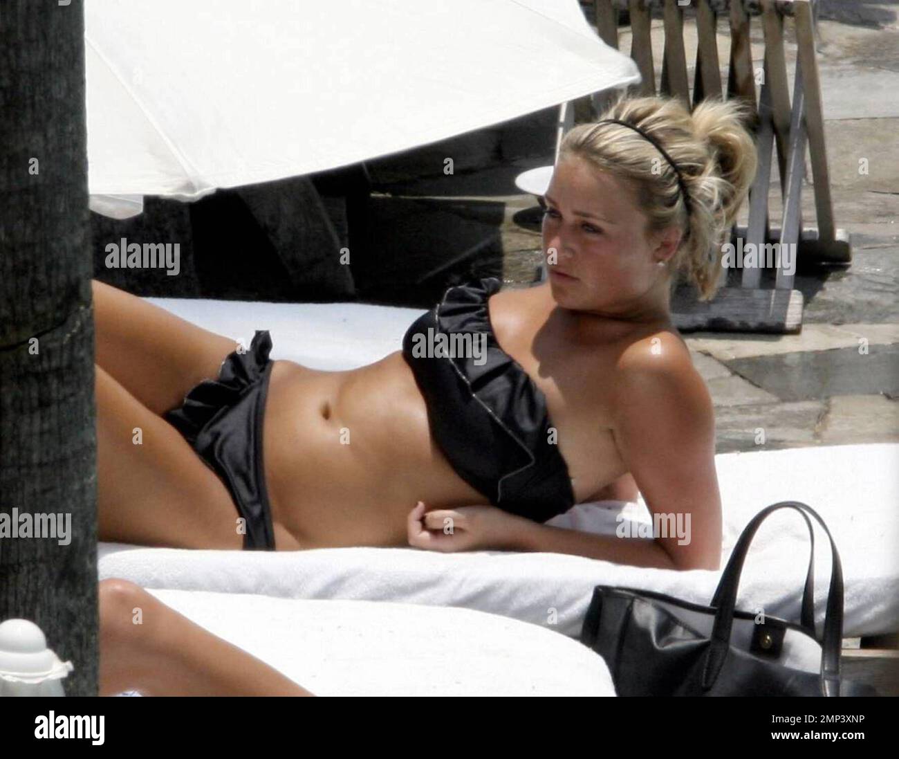 Alex Curran suns herself poolside at her luxury Miami Beach hotel while on  vacation in Miami Beach, FL. 6/14/08 Stock Photo - Alamy